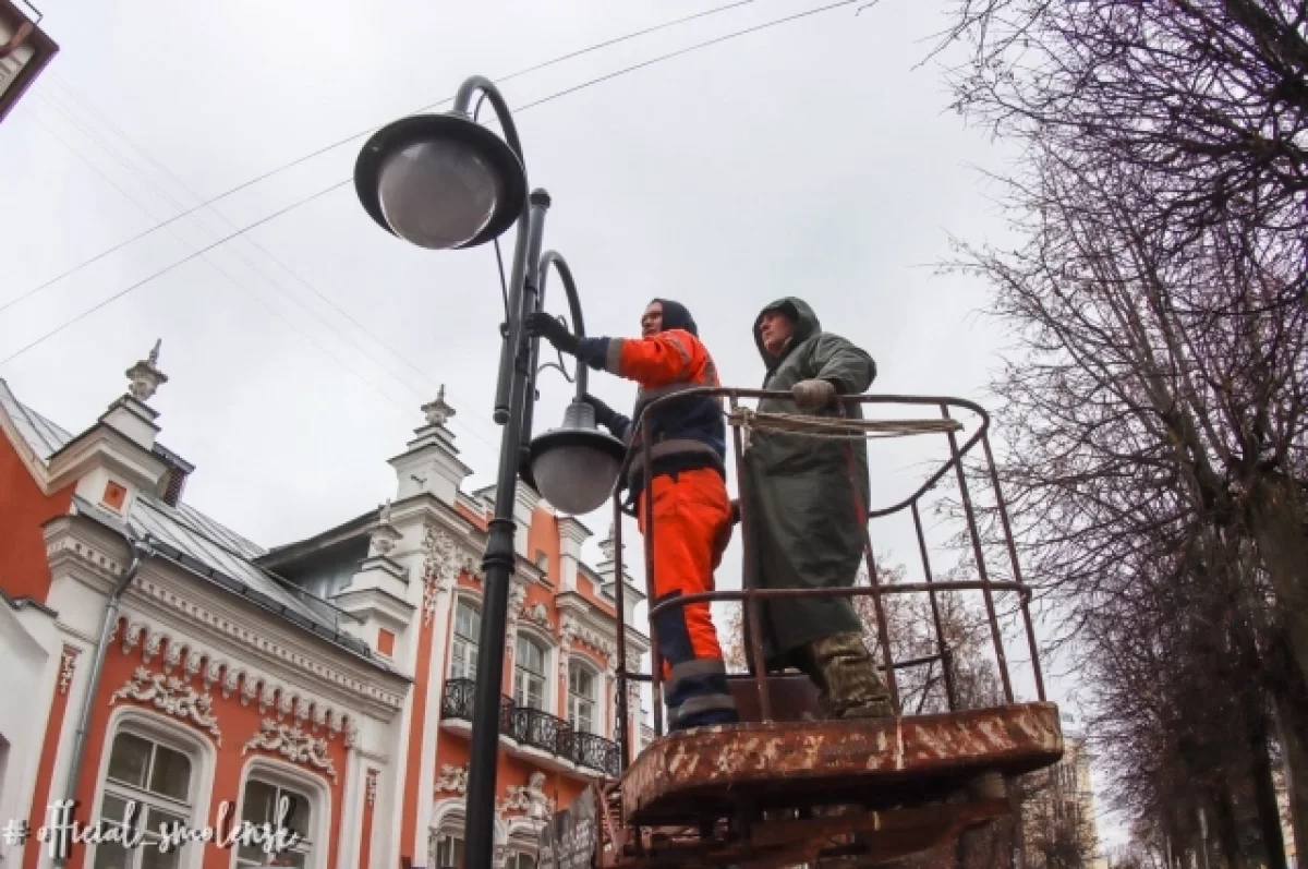 В Смоленске продолжают устанавливать освещение во дворах Ленинского района