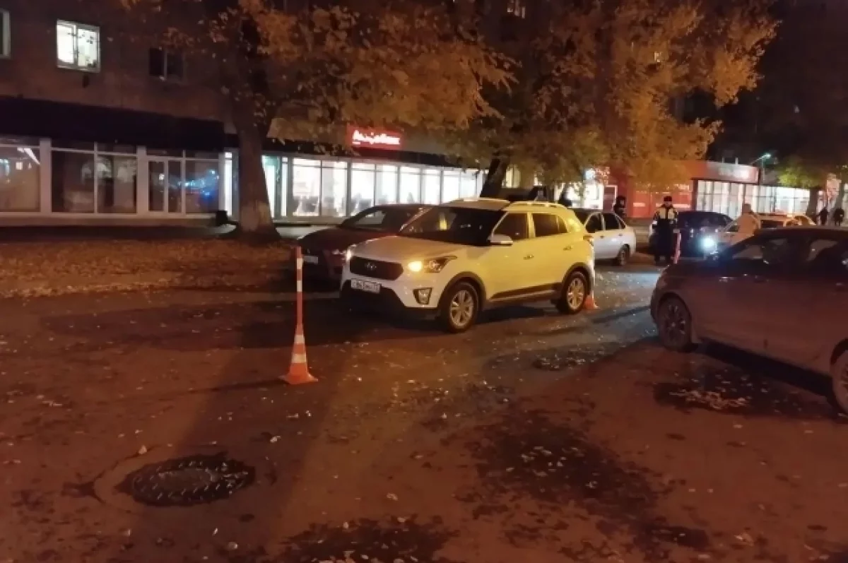 В Тюмени на парковке автомобиль сбил женщину с четырехлетней дочерью