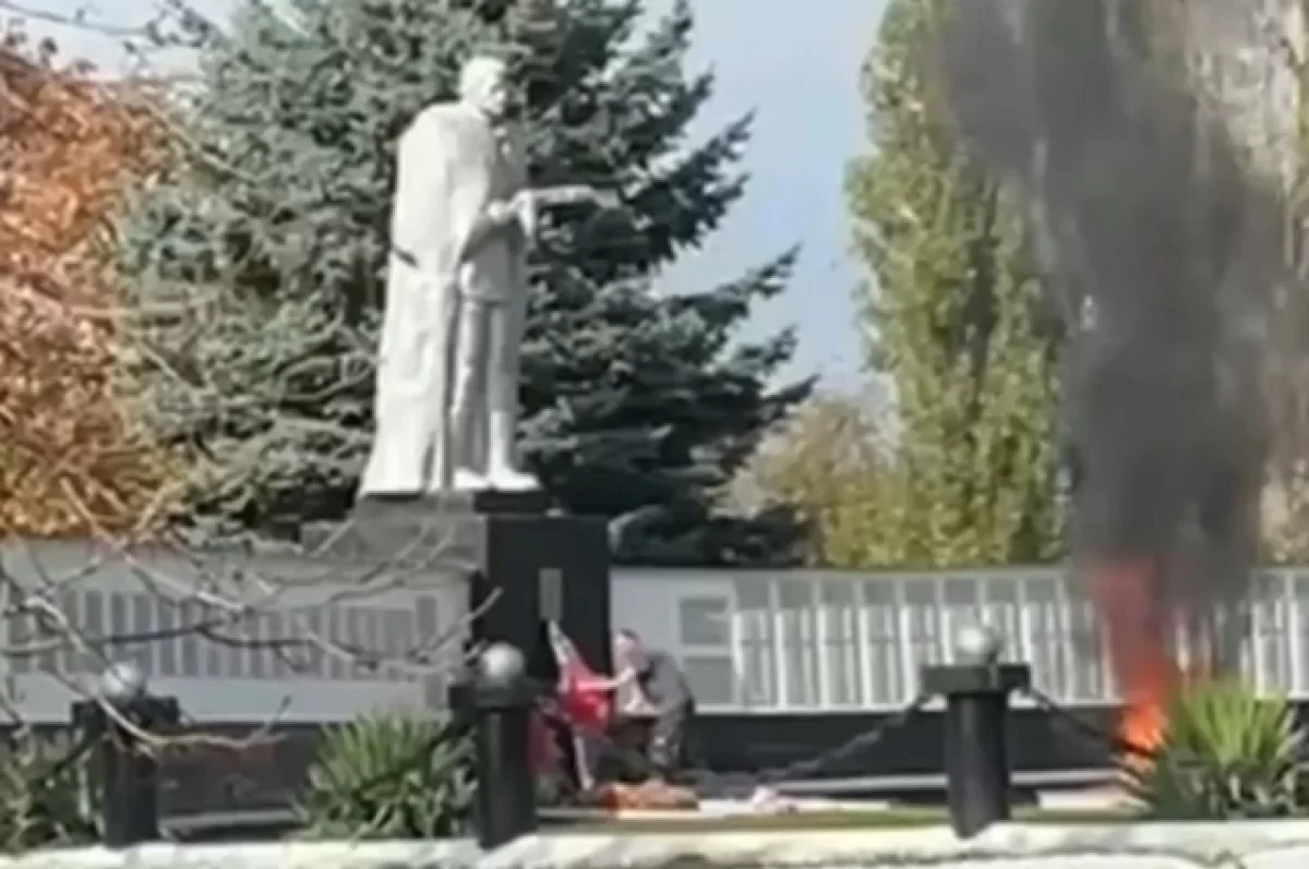 Ставропольца обвиняют в сжигание венков на мемориале павших воинов