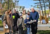 Мэр, вместе с заместителем по вопросам социального развития Анастасией Раковой (крайняя слева), рассказали жителям о планах работы по обновлению парка. После благоустройства здесь появятся новые пространства для отдыха, спорта и семейного досуга.