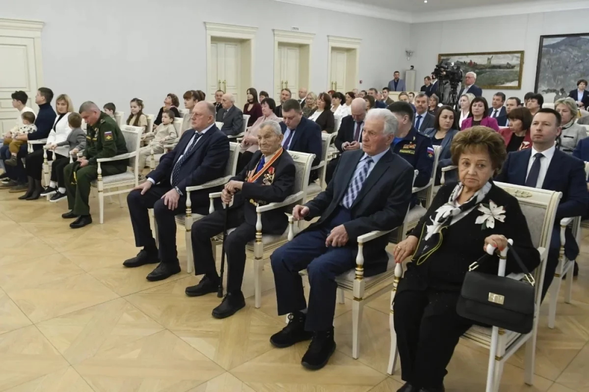 Королев вручил госнаграды жителям Тверской области в День герба и флага