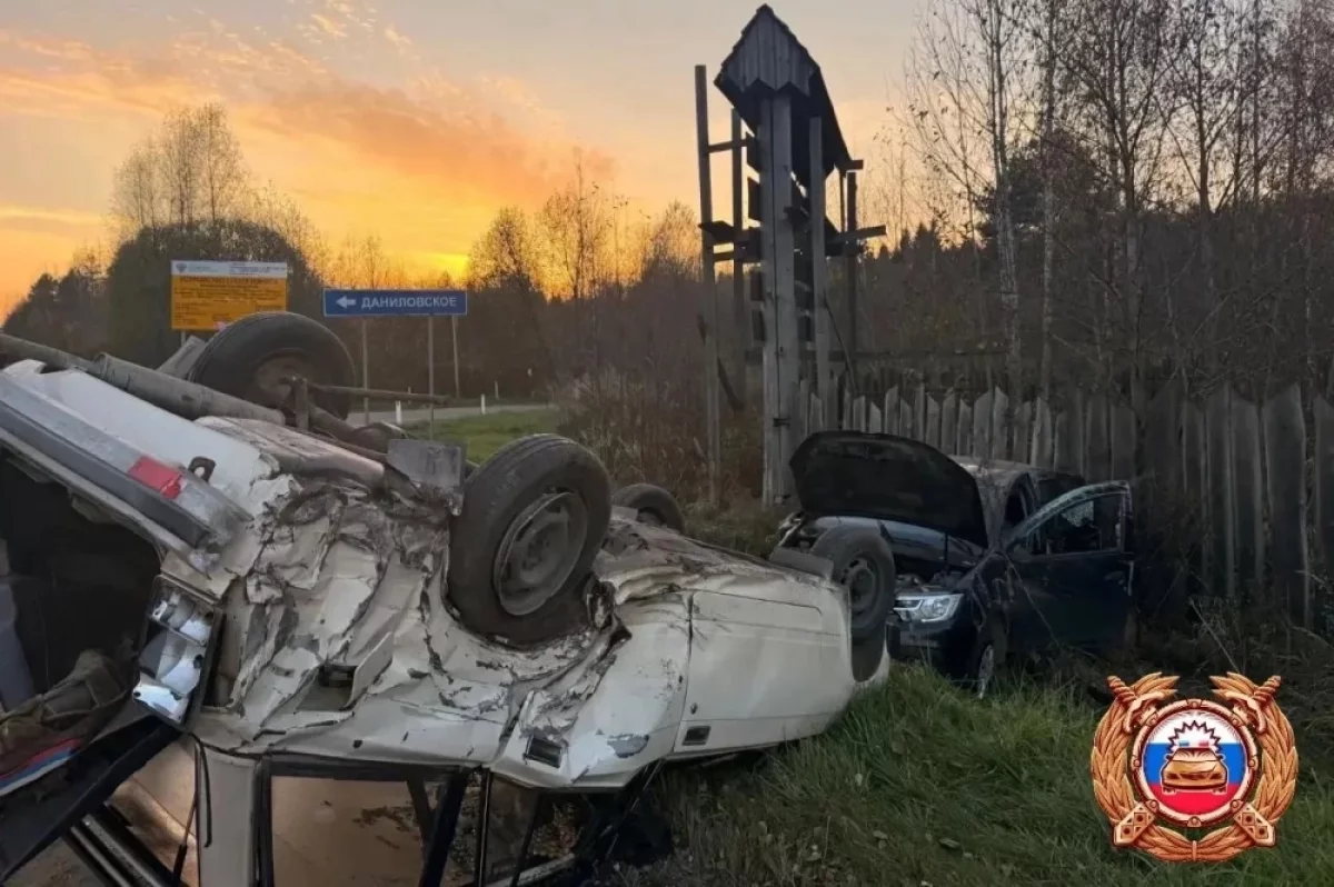Под Тверью ВАЗ впечатал в забор Renault Sandero