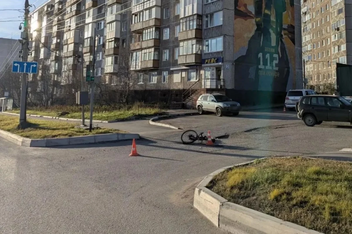 В Мурманске велосипедиста госпитализировали после ДТП с иномаркой