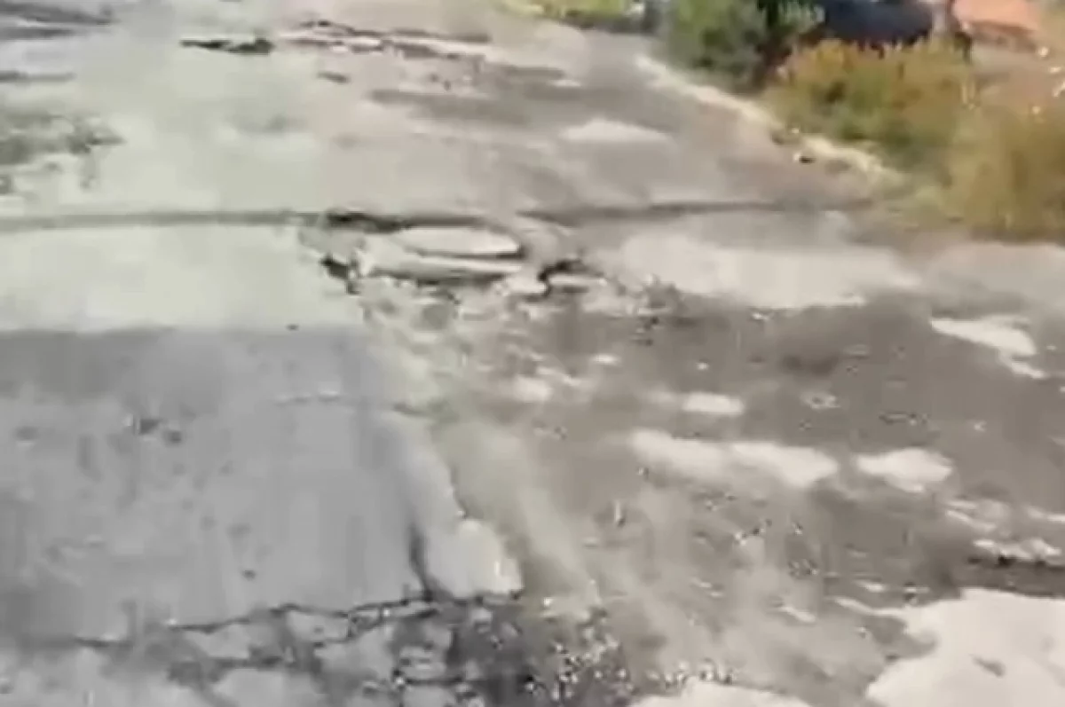 Во Владикавказе жители улицы Ушинского пять лет страдают от ям на дороге