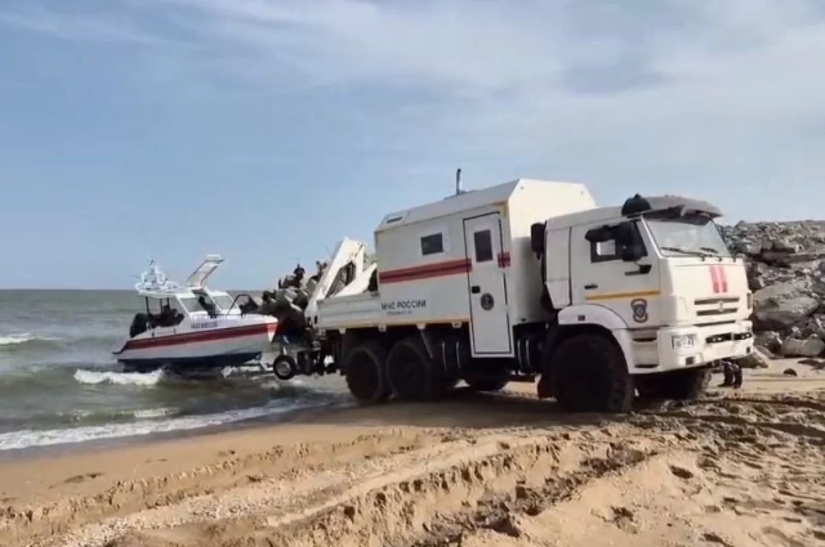 В Дагестане продолжаются поиски второго рыбака из перевернувшейся лодки