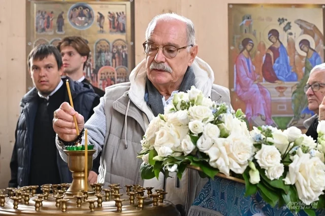 Никита Михалков в храме Рождества Христова. 