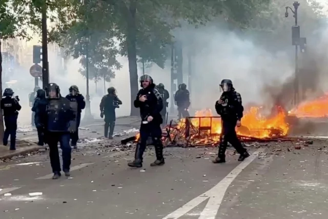Париж готовится к очередной волне протестов — на субботу назначены новые акции.