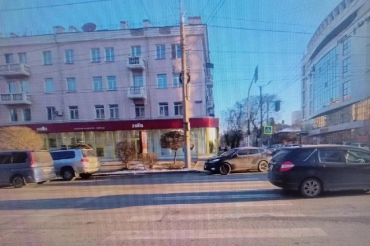 Автомобиль наехал на женщину с трёхлетним ребёнком на руках в Чите