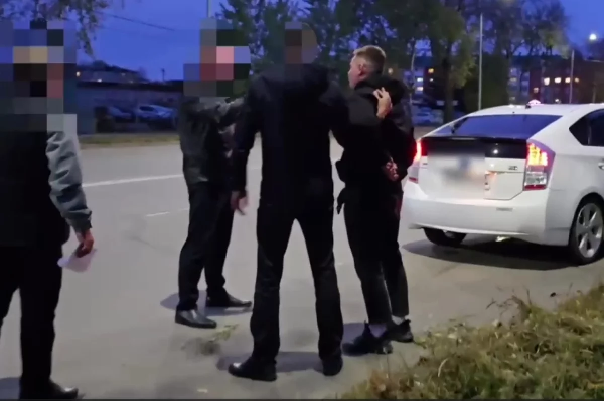 В ЕАО курьер приехал за 2,1 млн рублей и встретил полицейских