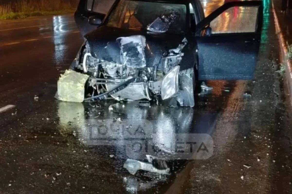 В Южно‑Сахалинске из‑за выезда детей на мопеде автомобиль врезался в столб