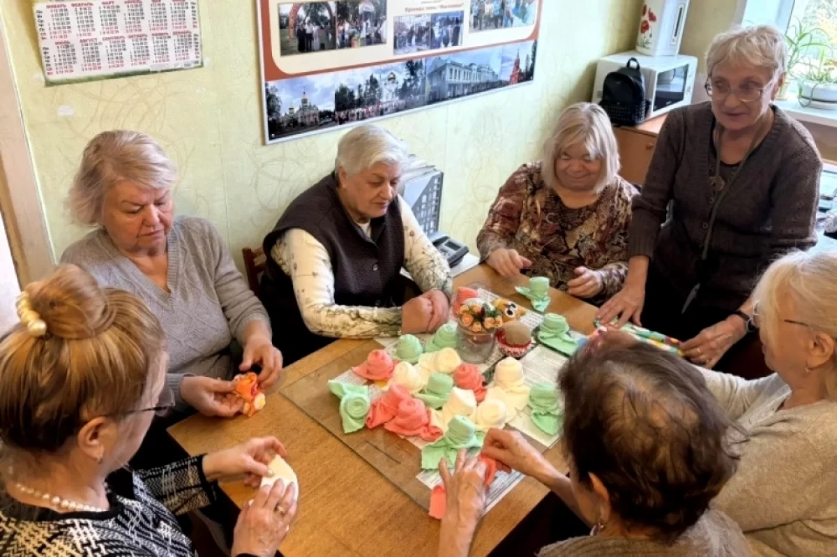 Омские пенсионерки сшили тыковки и розы ко Дню матери