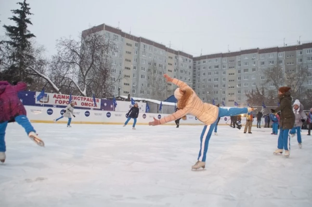 В Кировском округе Омска хоккейные коробки готовят к сезону катания