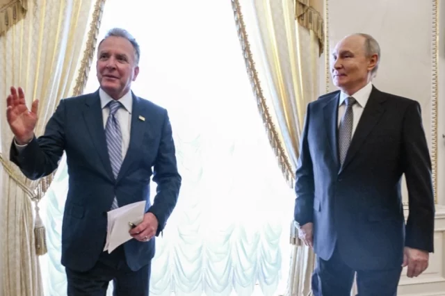 21 октября 2026. Президент РФ Владимир Путин и спецпосланник президента США Стивен Уиткофф (слева) во время встречи в Константиновском дворце в Санкт-Петербурге.