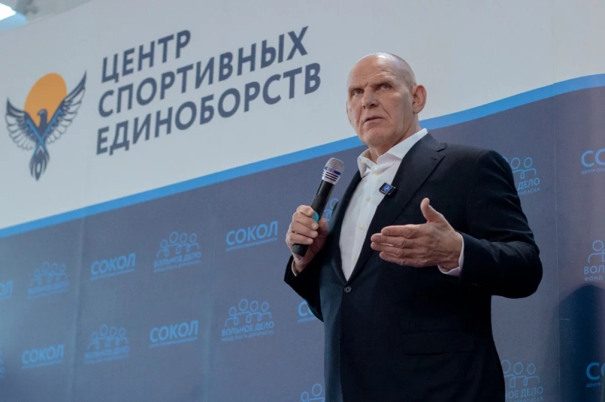 Александр Карелин встретился с юными спортсменами в красноярском «Соколе»