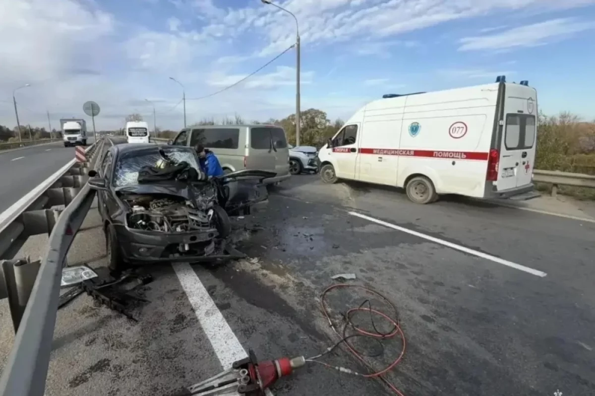 Авто всмятку: опубликованы фото с места ДТП на М-10 в Конаковском округе