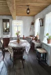 Электрические лампы стилизованы под старинные керосиновые.