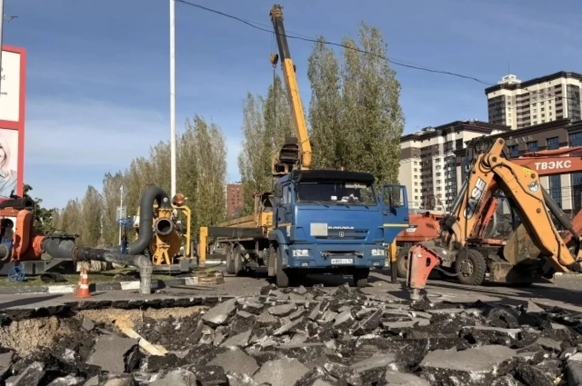 Движение на перекрёстке в Воронеже закрыли из-за аварии под проезжей частью