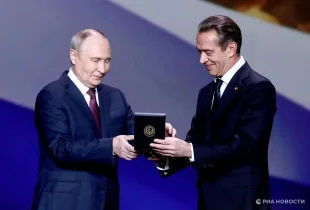 Машков переизбран главой СТД и вручил Путину первый знак РТО