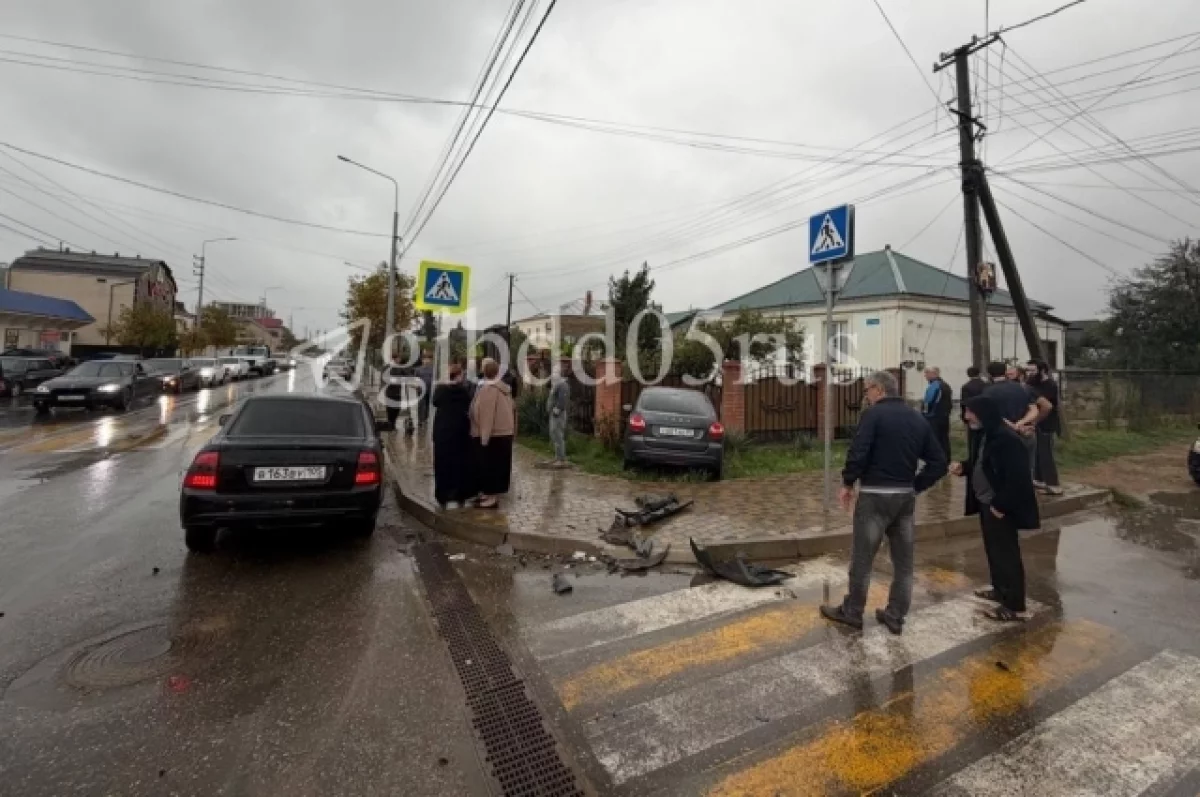 В Дербенте 11-летняя девочка попала в больницу после ДТП с двумя машинами