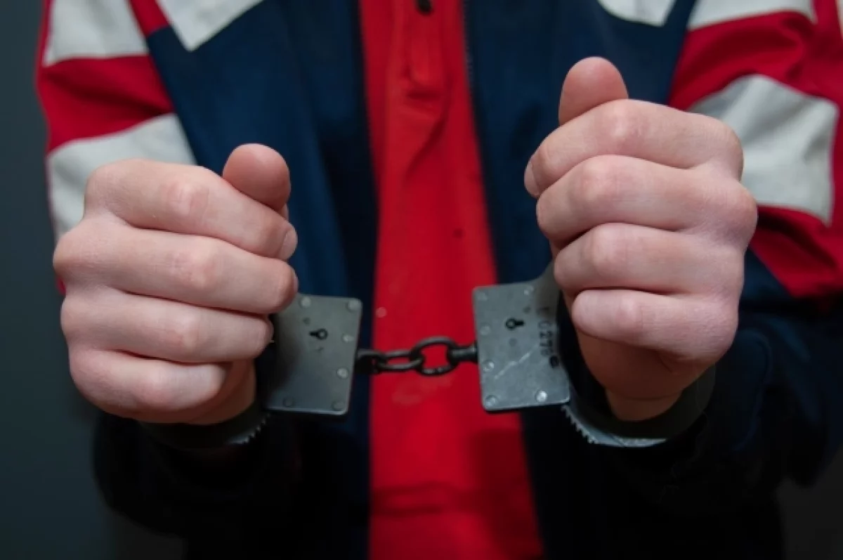 В Хабаровске двое парней сняли с чужих машин три спойлера