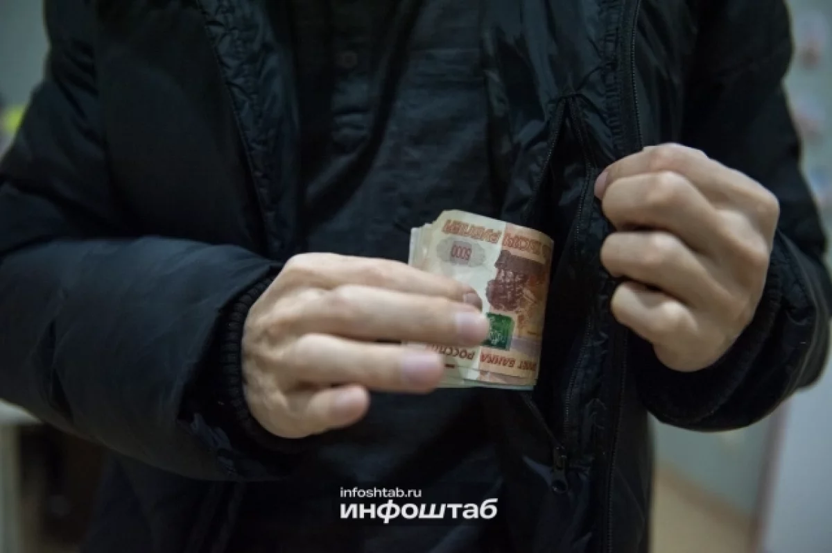 В Астрахани ФСБ задержала мужчину, выманившего 3,7 млн за помощь в суде