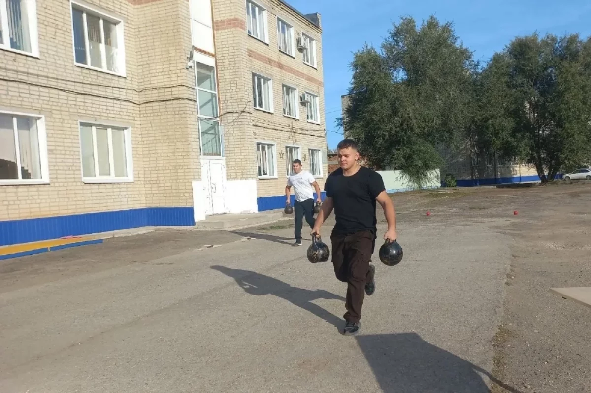 На площадке развернулась настоящая спортивная баталия между командами