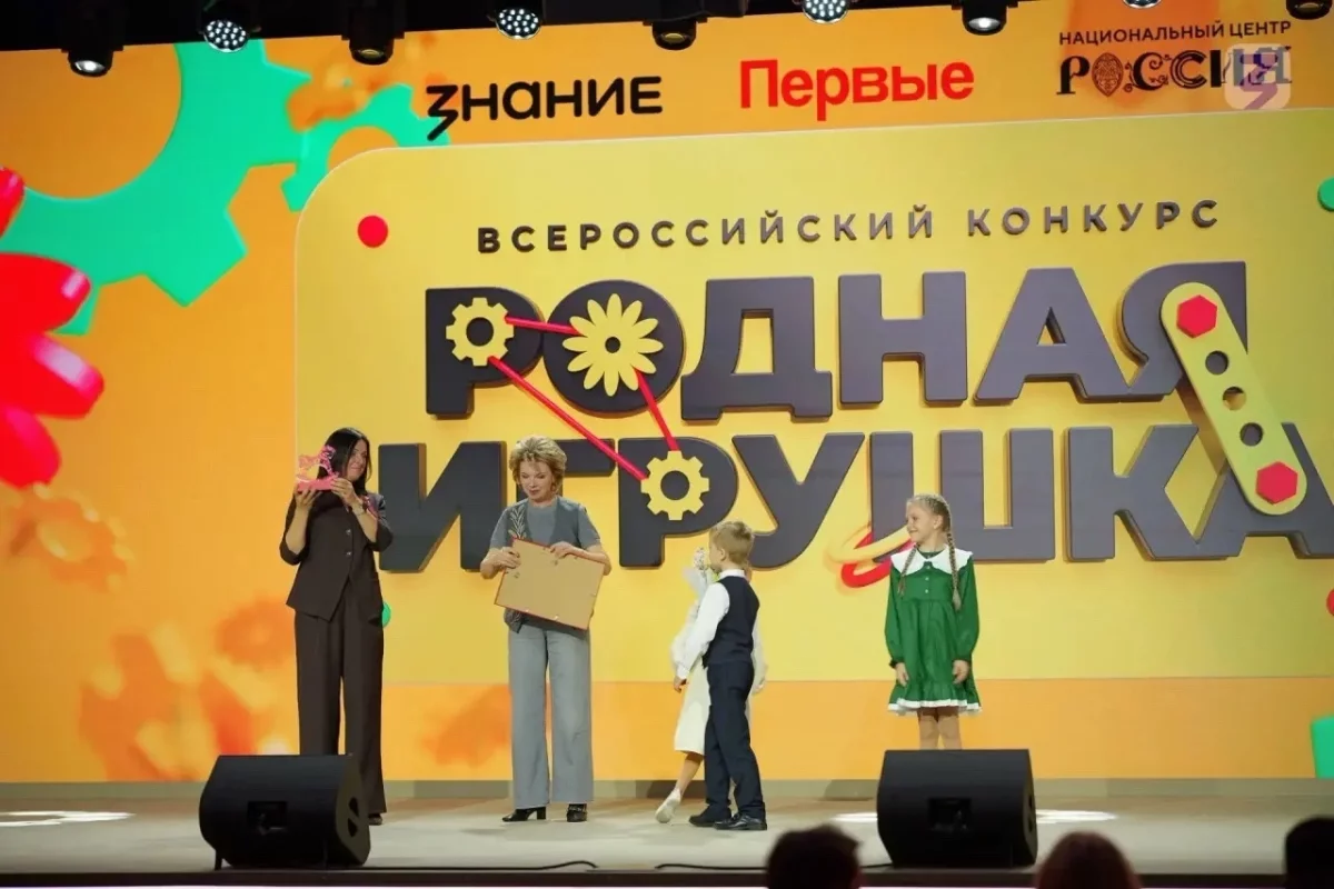 Михаил Ведерников поздравил псковичку с победой в «Родной игрушке»