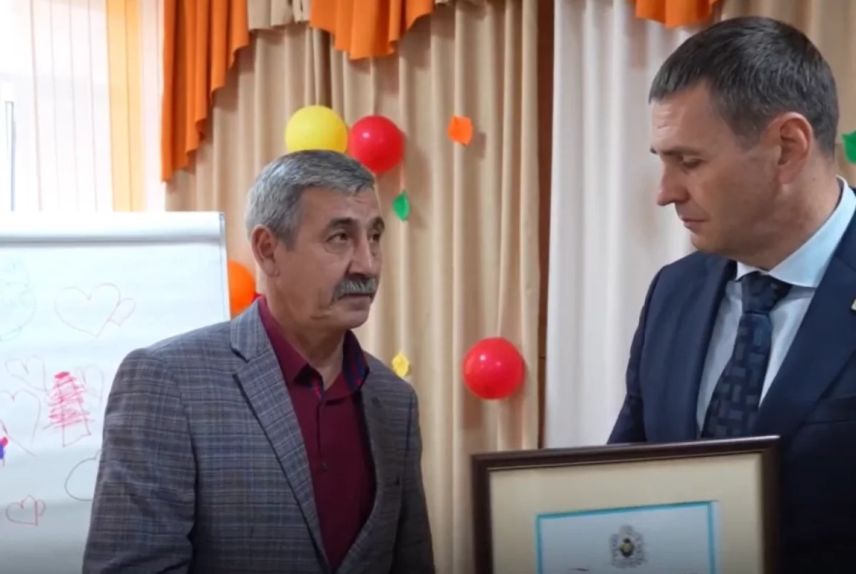 Демешин наградил комсомольчанина, спасшего двух девочек из огня