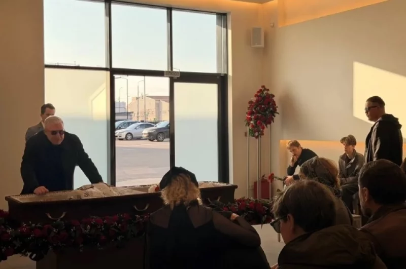 На прощании — только коллеги, близкие, родные.