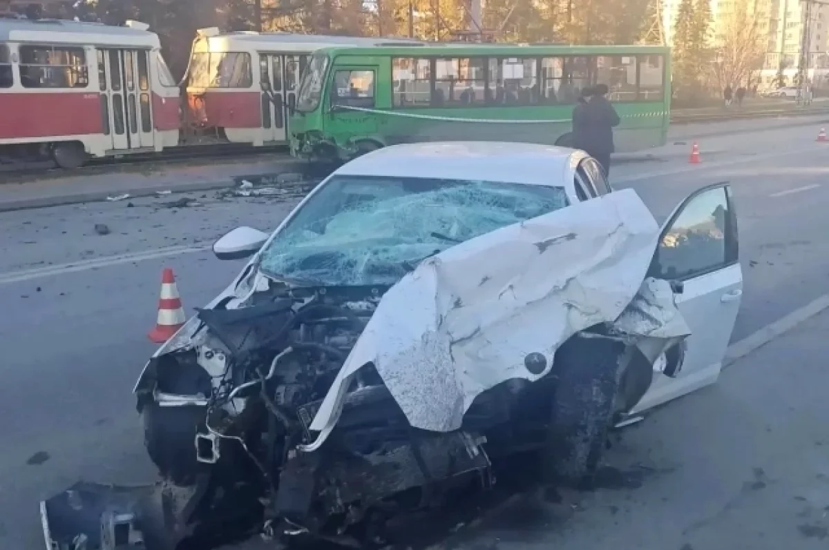 В ДТП с автобусом в Екатеринбурге погиб водитель Skoda, травмированы дети