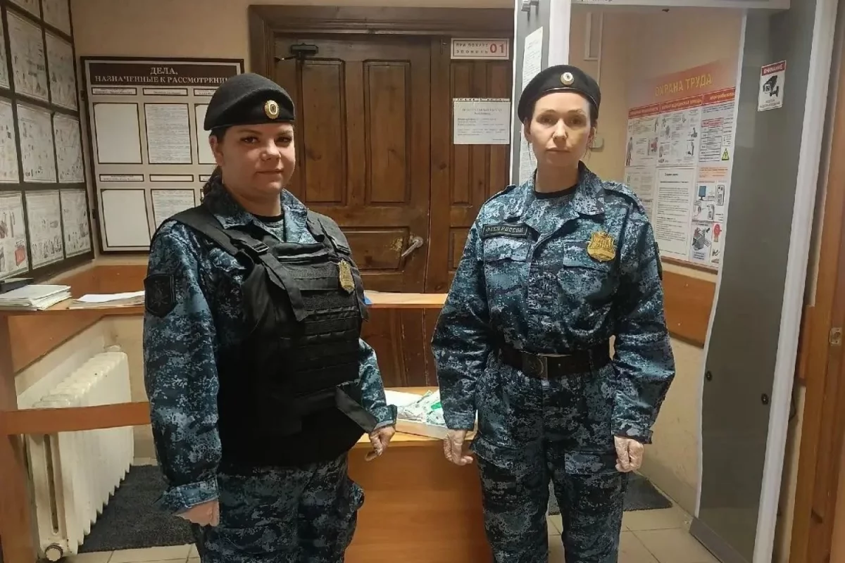 Судебные приставы из Струг Красных спасли рабочего с порезанной рукой