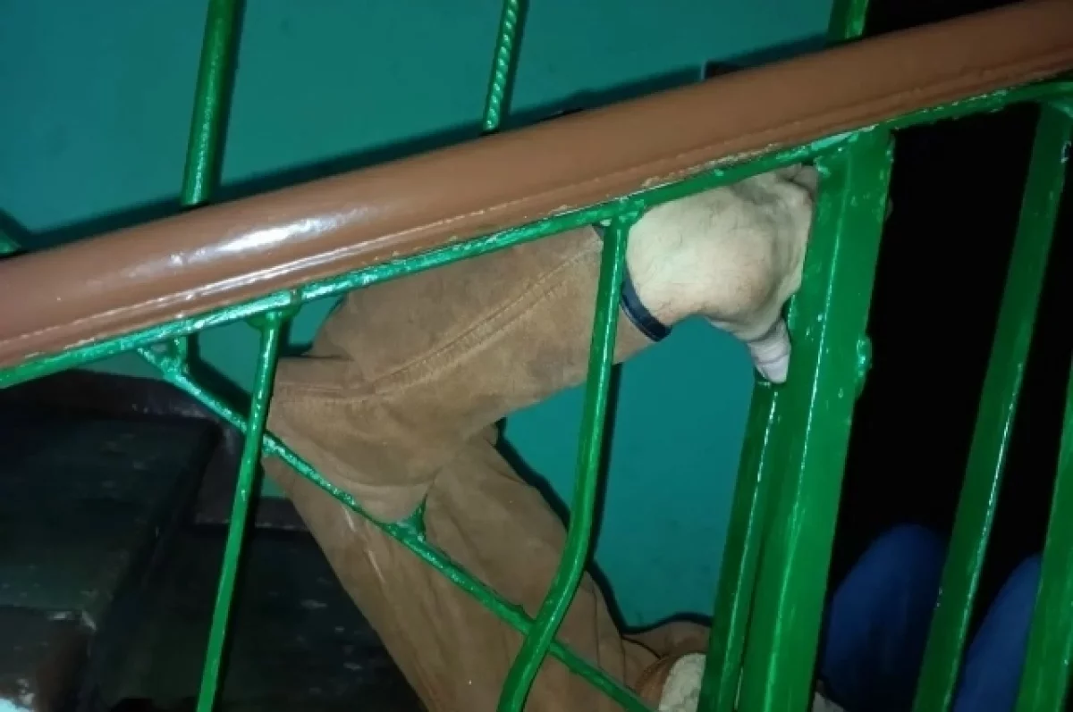 В Перми помогли мужчине, чья рука застряла в лестничных перилах при падении