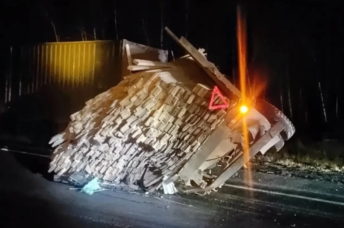На М-5 в Красноярском районе КАМАЗ врезался в Mercedes