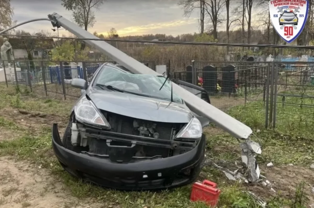 На Брянщине водитель Nissan врезался в столб у кладбища и разбился насмерть