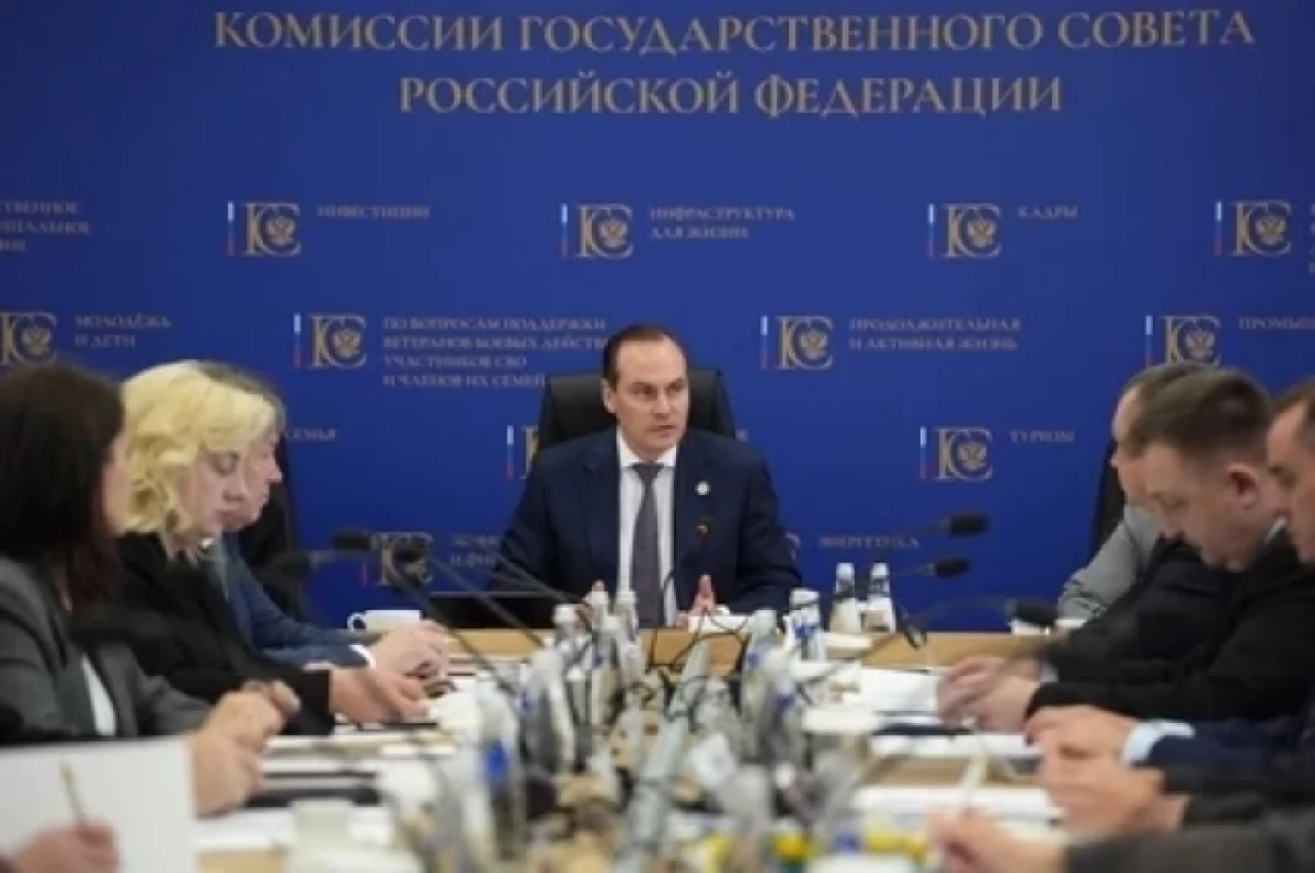 Артем Здунов провел заседание по развитию семейной политики и демографии