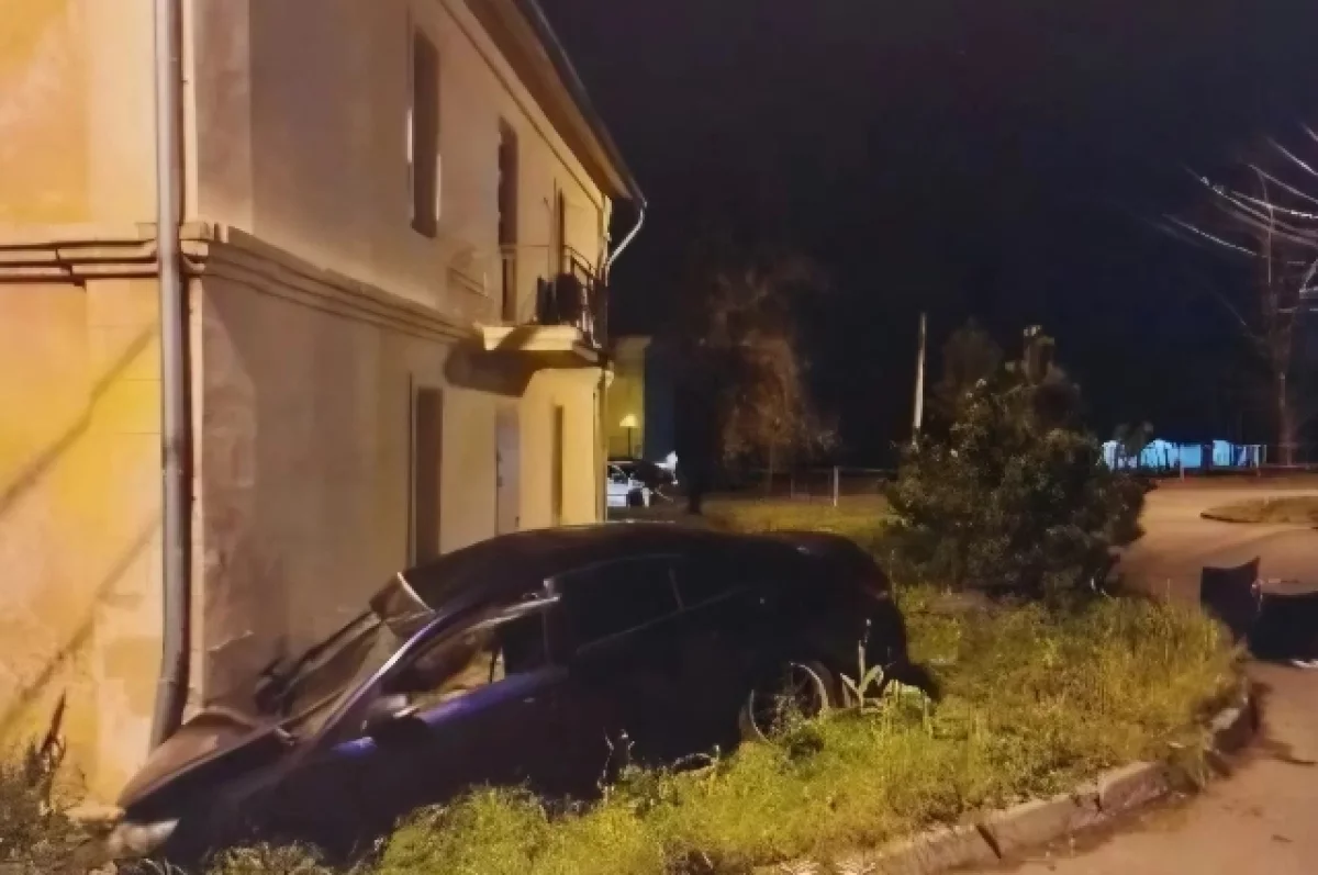 В Хабаровске водитель погиб после столкновения с кроссовером