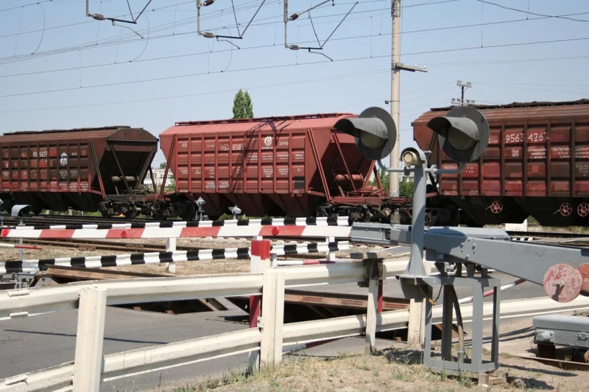 Товарный поезд снёс легковушку на железнодорожном переезде в Тоцком