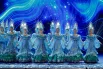 Сказочная хороводная пластика и величие русских просторов: артистки Русского национального балета «Кострома» в роскошных лазурных костюмах и филигранных кокошниках оживили фольклорные образы народных преданий.
