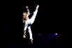 Завораживающий полет над ареной: олимпийский чемпион по спортивной гимнастике Давид Белявский выполнил сложнейший трюковой элемент на воздушных ремнях без страховки. Интеграция гимнастических дисциплин высшей категории сложности в единую театральную драматургию стала одной из главных задач режиссера-постановщика Екатерины Сиротиной.