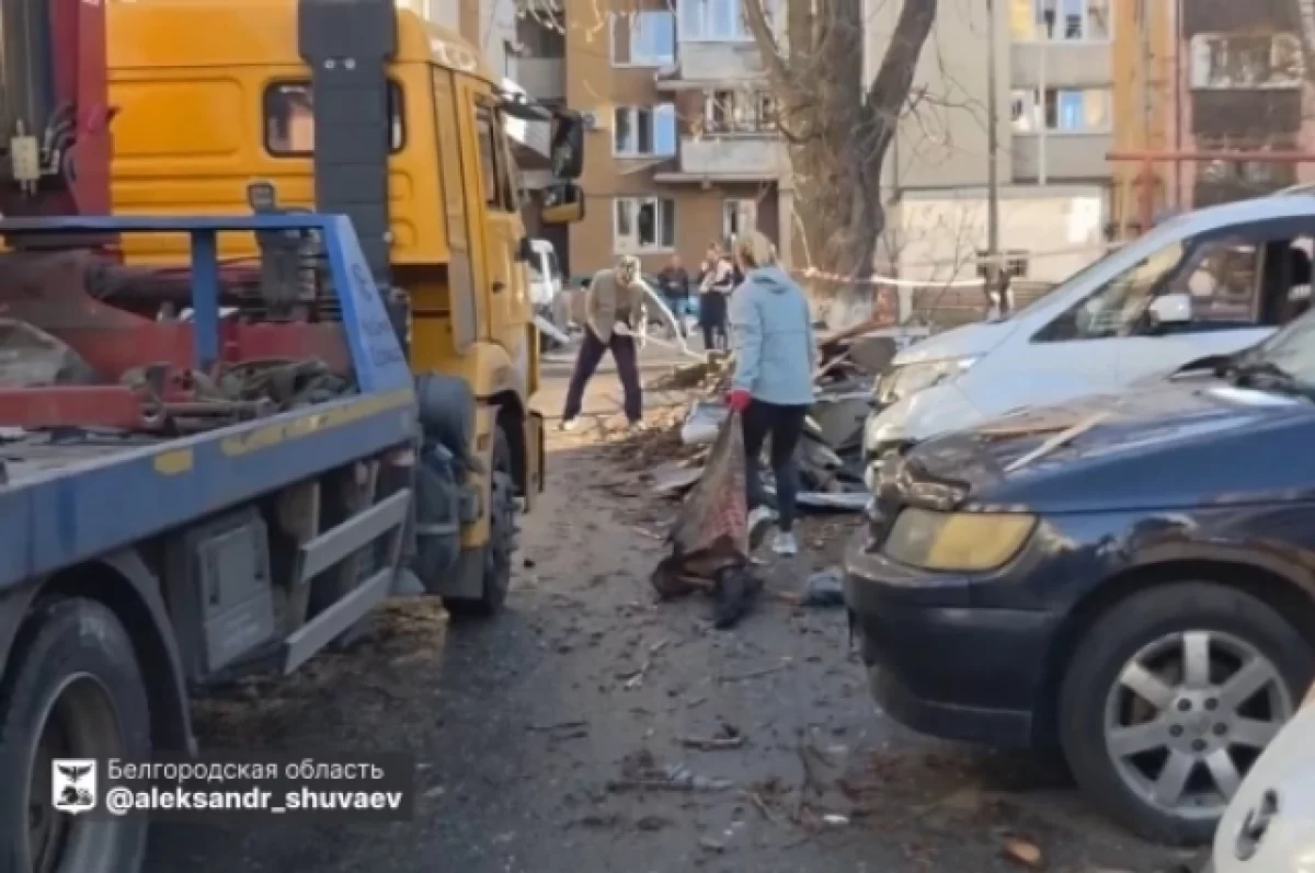 В Белгороде коммунальщики и волонтеры устраняют последствия ночной атаки