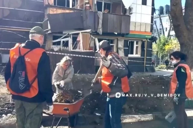 В Белгороде коммунальщики и волонтеры целый день занимались устранением последствий масированной атаки БПЛА ВСУ на центр города.