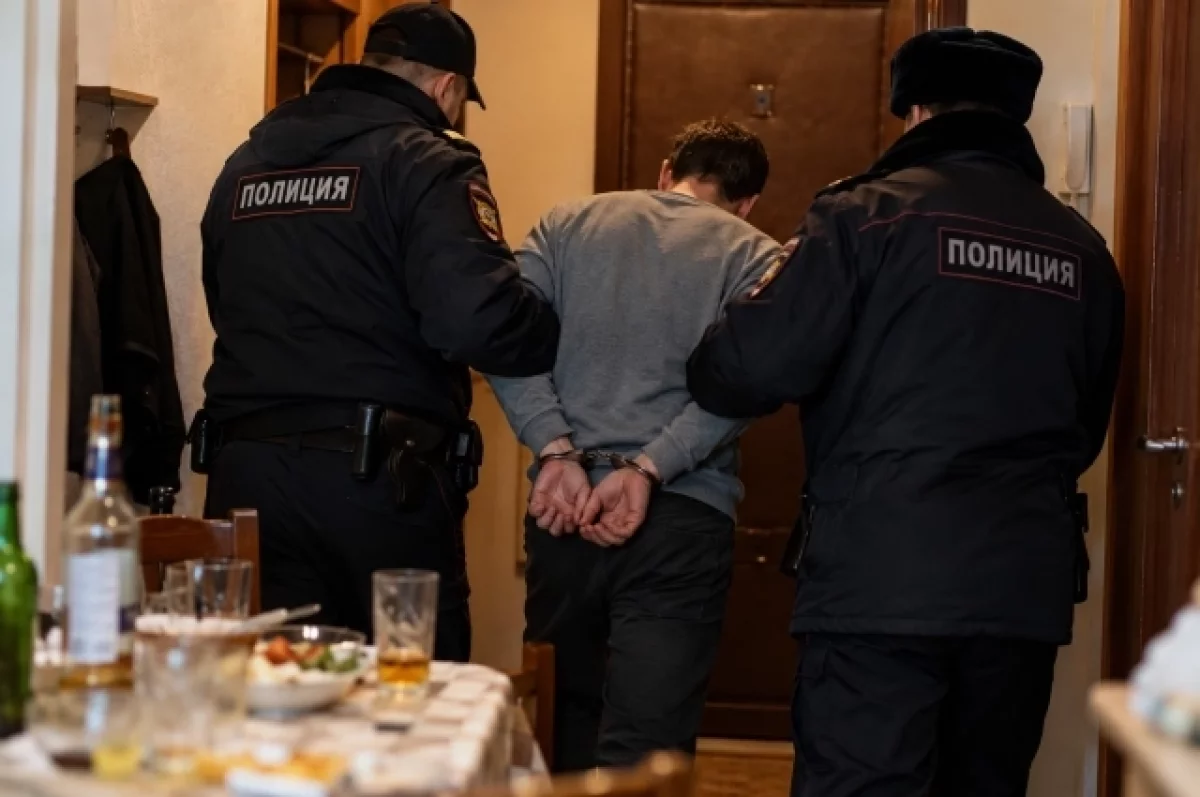 Засиделся в гостях: на Камчатке мужчину увели в наручниках