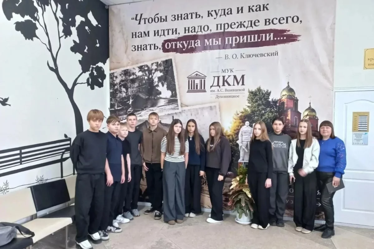 Связь поколений: активистки провели экскурсию для школьников