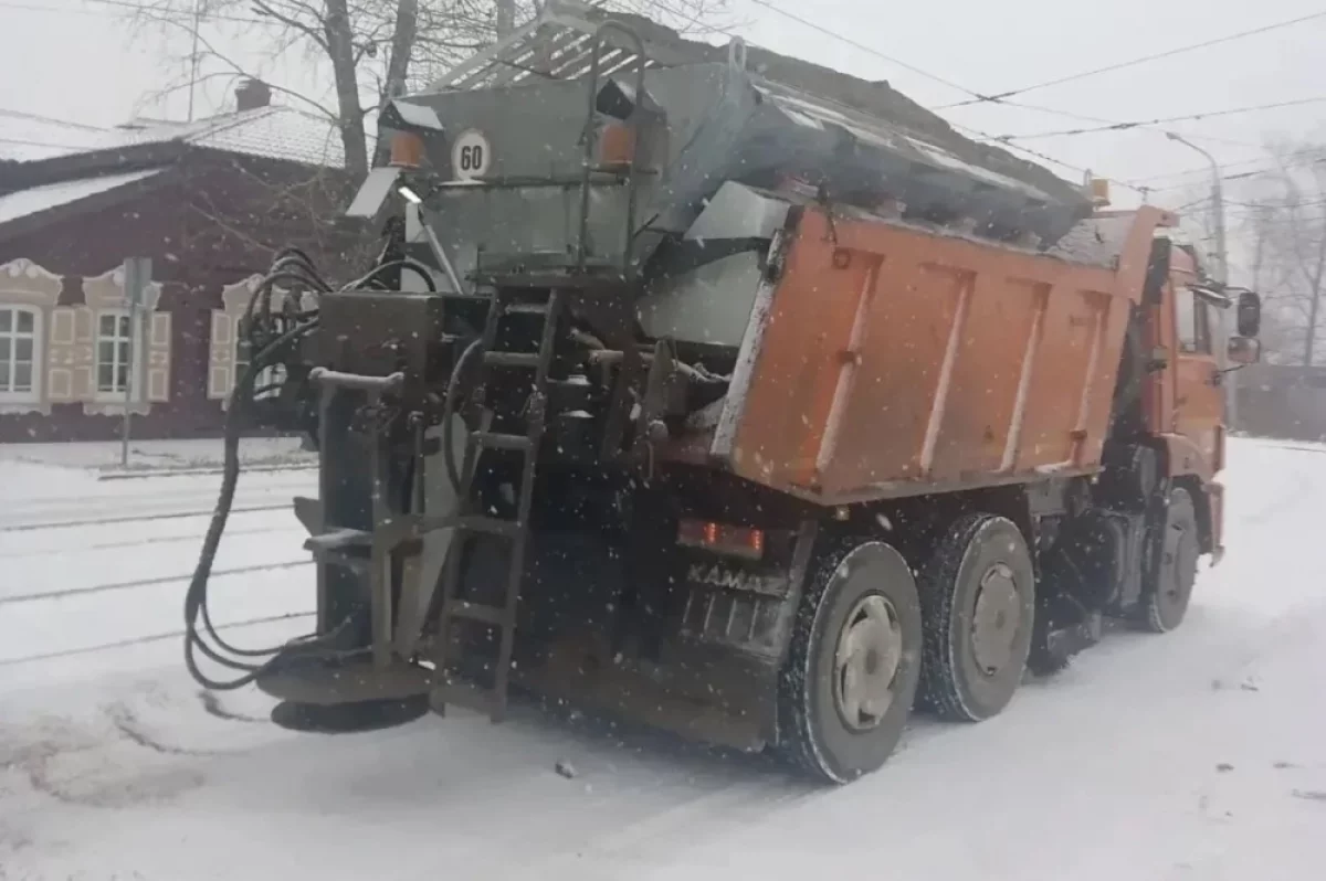 В Иркутске направили спецмашины на борьбу с гололёдом