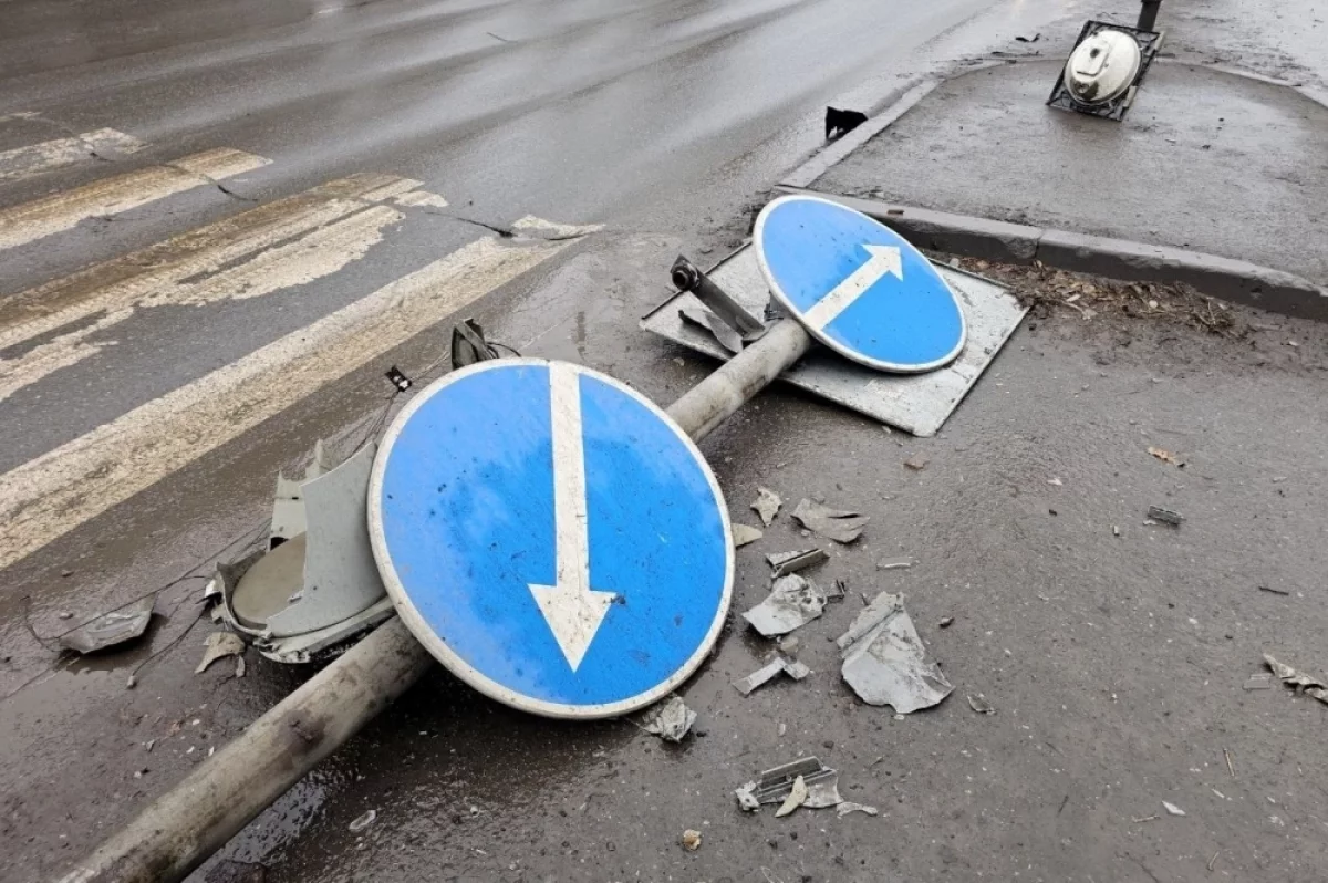 Ночью «Волга» снесла островок безопасности в Омске
