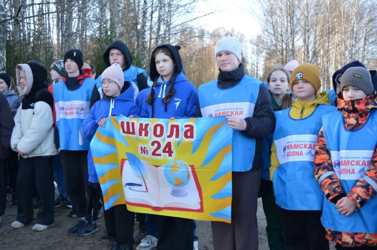В микрорайоне Заозерье волонтёры очистили берег реки Азовка от мусора