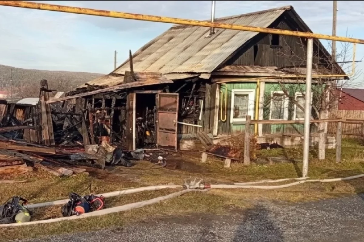 В Бакале пожарные за одну смену устранили пожар, потоп и спасли женщину