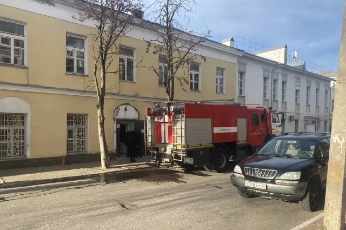 В Калуге произошел пожар в здании главпочтамта на Старом Торге