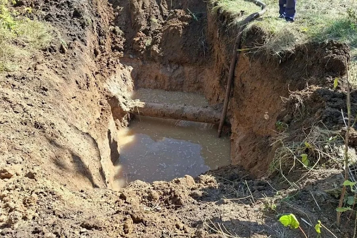 Жители Краснослободска остались без воды из-за прорыва старой трубы