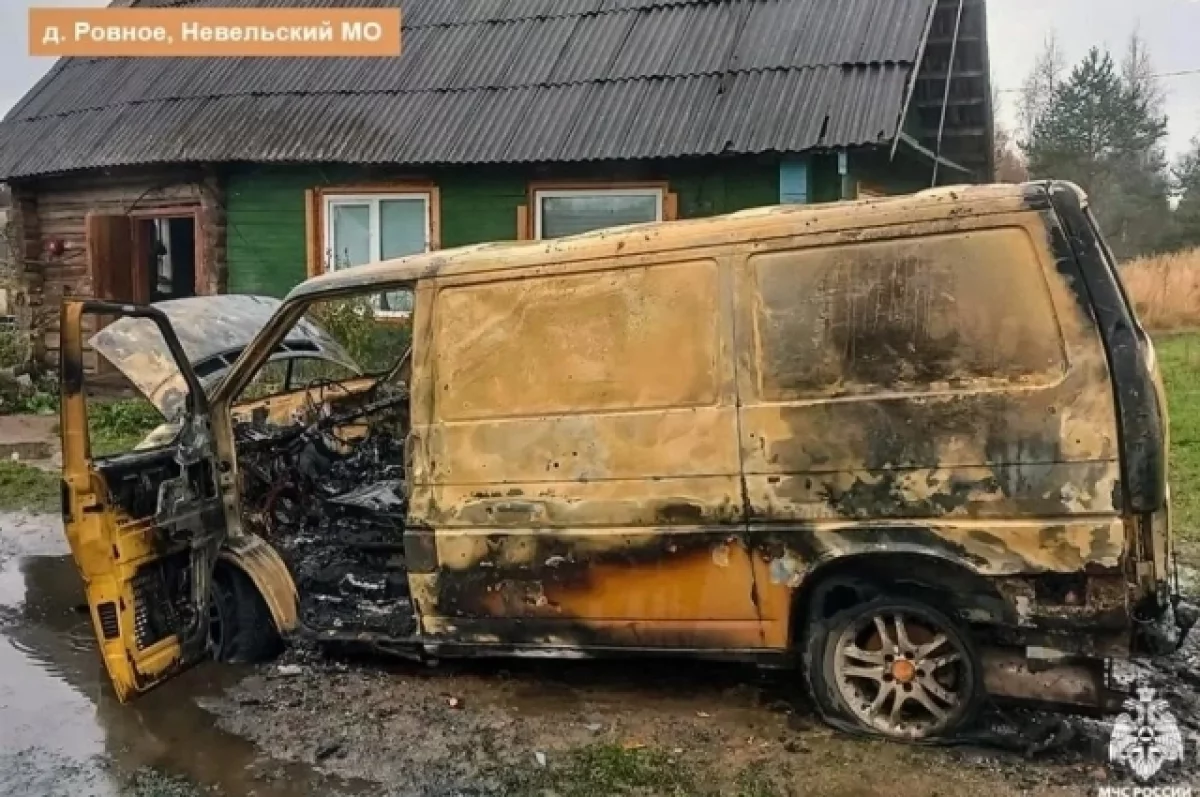 В Невельском округе из-за короткого замыкания сгорел Volkswagen Transporter